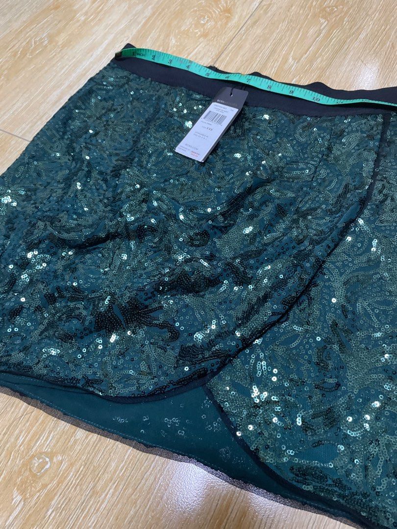 BCBG green sequin skirt (Category: Skirts) located in Las Pinas. Submitted by mielmnq (Listing ID 1235655087, Image 1). Description: .