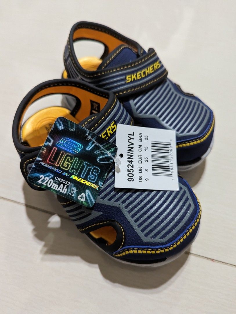 Brand new sketchers boys has lights size 9 US 4yo