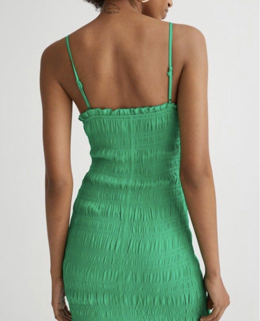 H&M smocked dress (Category: Dresses) located in San Isidro. Submitted by 317.studios (Listing ID 1235640068, Image 3). Description: Brand new without tag rfs: too many green dresses.