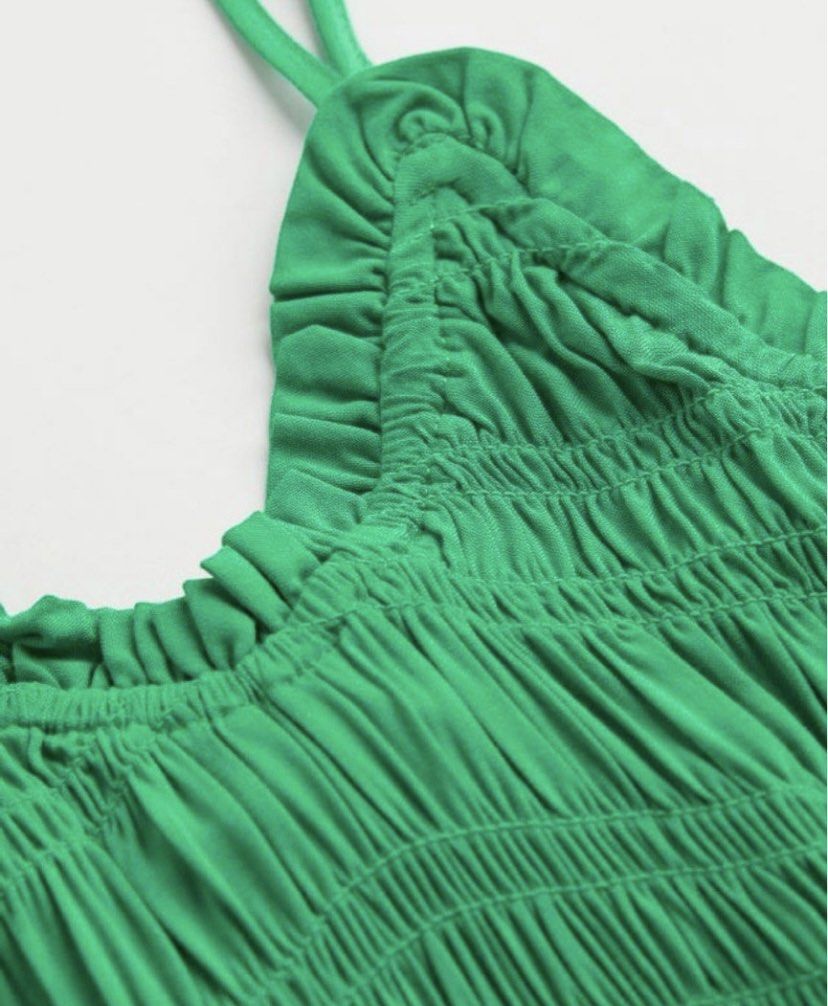 H&M smocked dress (Category: Dresses) located in San Isidro. Submitted by 317.studios (Listing ID 1235640068, Image 2). Description: Brand new without tag rfs: too many green dresses.