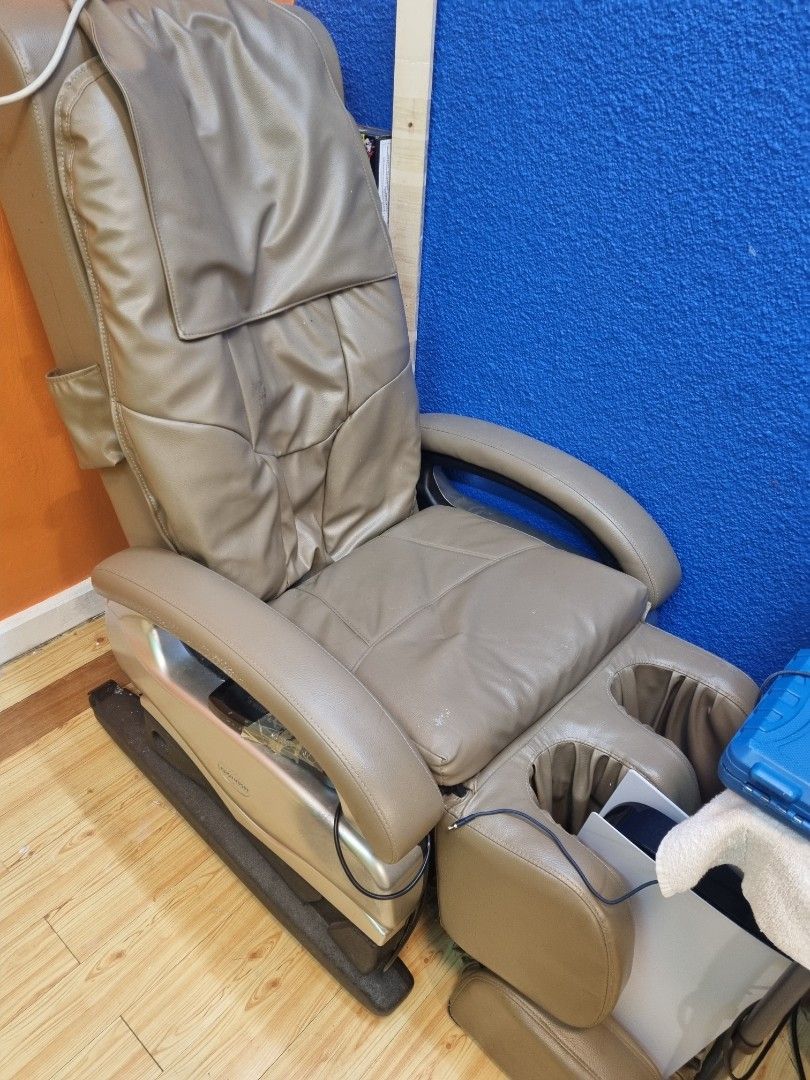 Massage Chair Isukoshi, Furniture & Home Living, Furniture, Chairs on