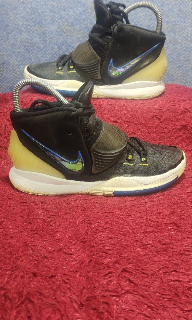 Kyrie sepatu top