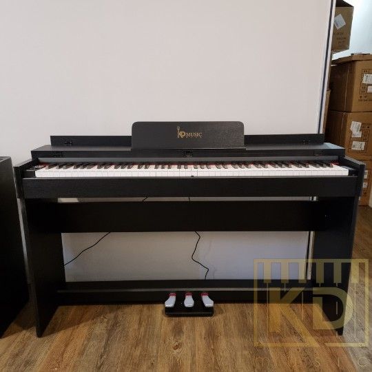 SELL NEW DIGITAL PIANO