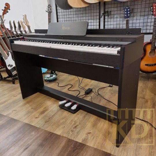 SELL NEW DIGITAL PIANO
