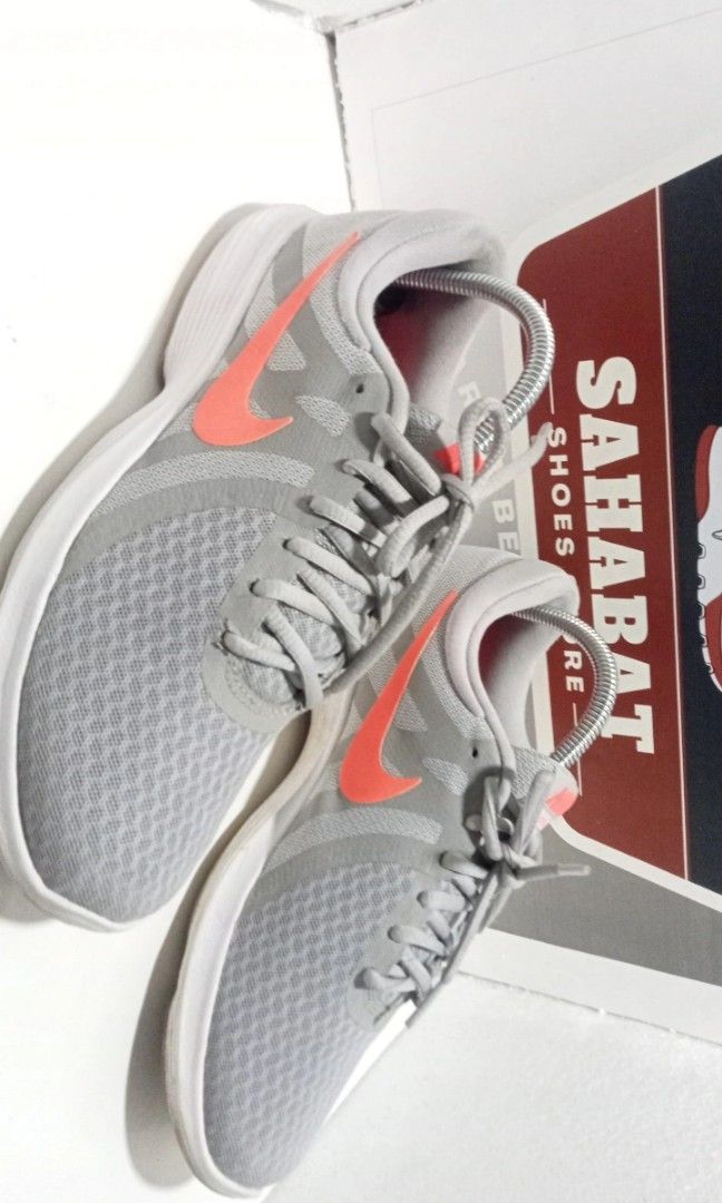 nike revolution 4 grey pink