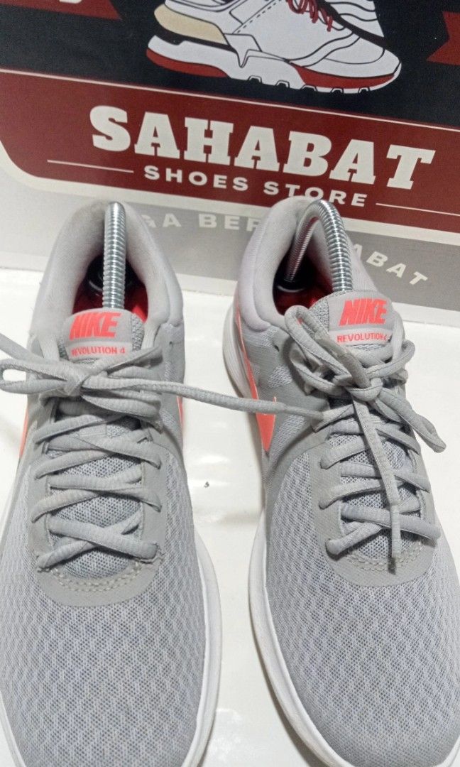 nike revolution 4 grey pink