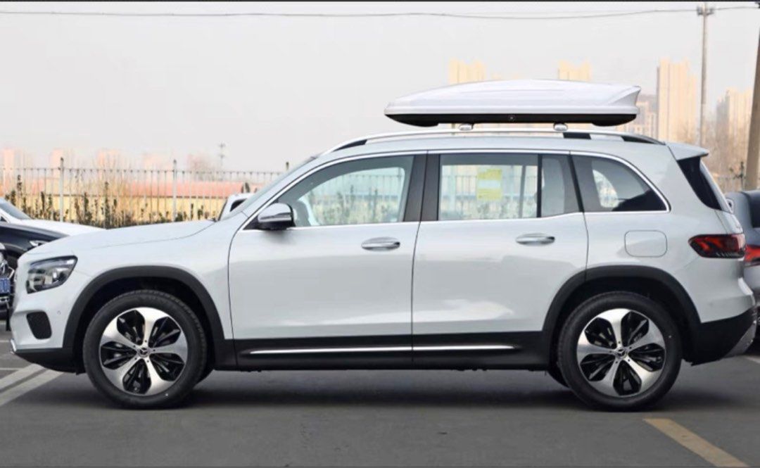 White Carroof storage box (rental) available , Car Accessories