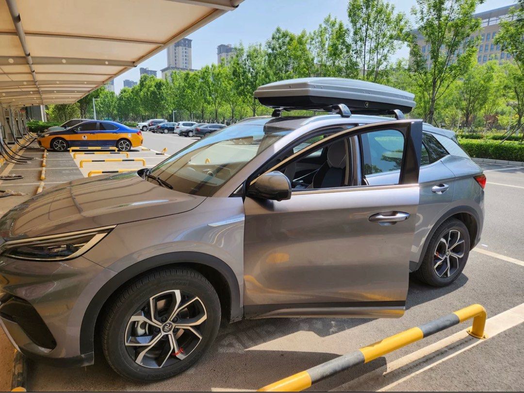White Carroof storage box (rental) available , Car Accessories