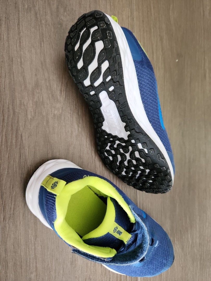 Nike 2y shoes top