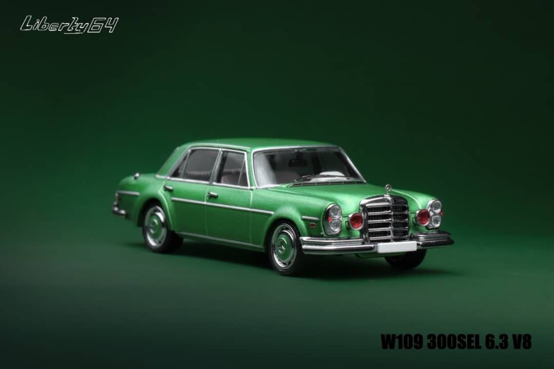 Modellino Liberty64 1:64 – Mercedes W109 300 SEL 6.3 V8 – Colori Blu/nero/verde – Pressofuso Con Custodia