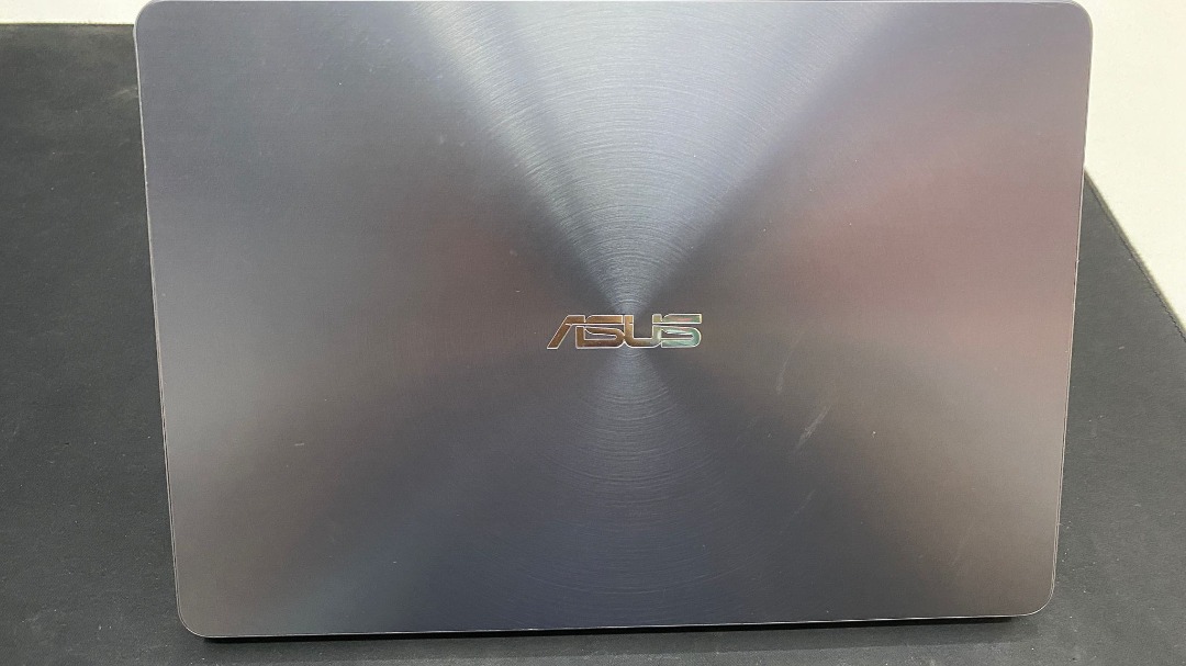 Asus UX430U / Intel i5 / 8GB Ram/ 256GB SSD/ Nvidia GeForce 940MX