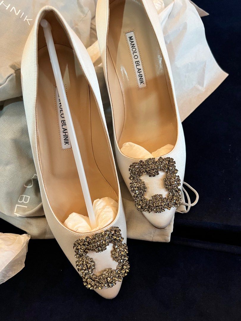 Manolo blahnik white store hangisi