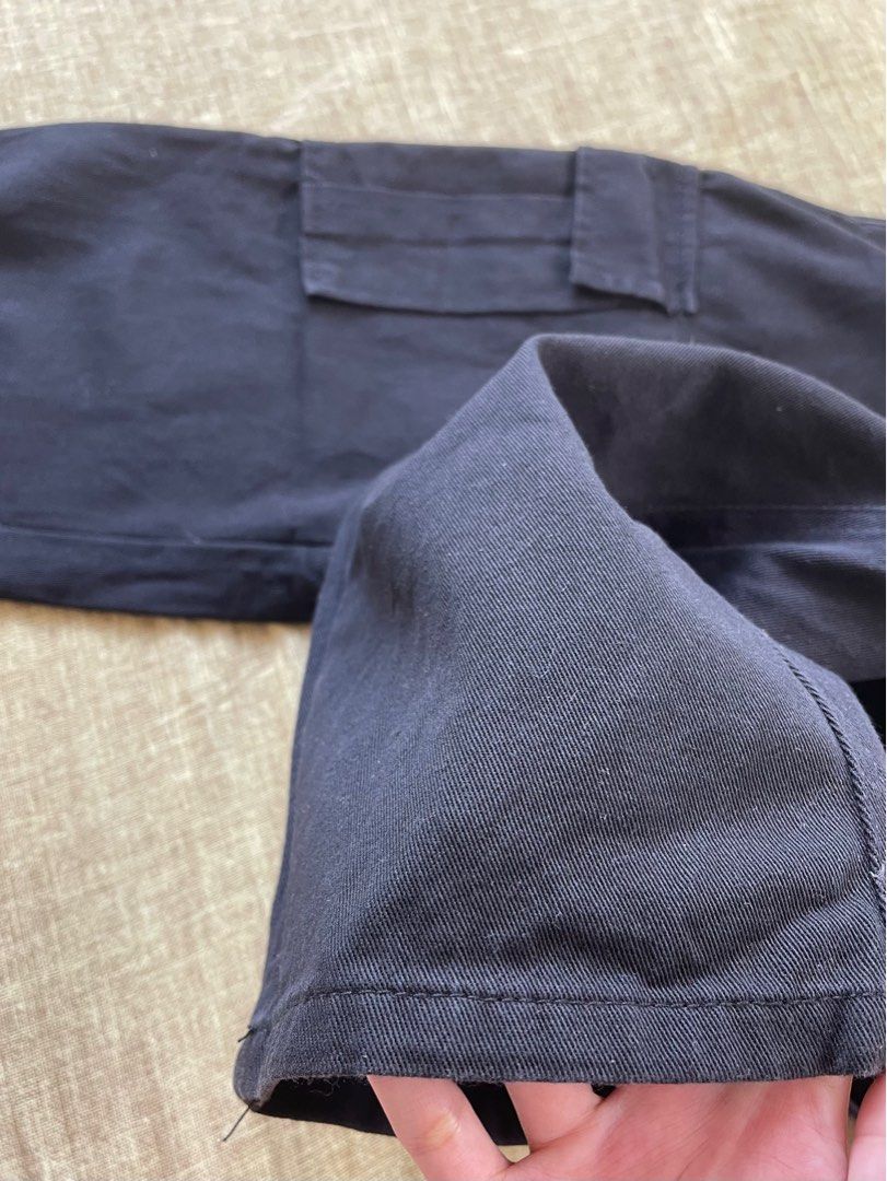 Cargo pants (Category: Jeans) located in Dasmarinas. Submitted by k_decluttering (Listing ID 1235703307, Image 3). Description: Size 26. With minimal flaws on the zipper area. Rfs: too small.
