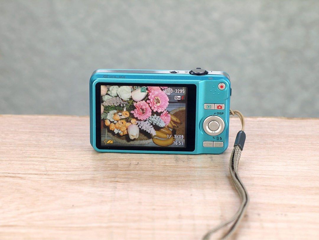 Casio Exilim EXZ90 Digital Camera, Photography, Cameras on Carousell