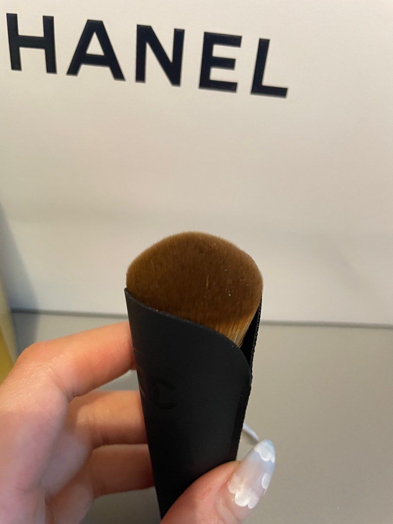 Chanel Sublimage Foundation B20 with NEW brush 金磚粉底液, 美容＆化妝品, 健康及美容 皮膚護理, 化妝品 Carousell