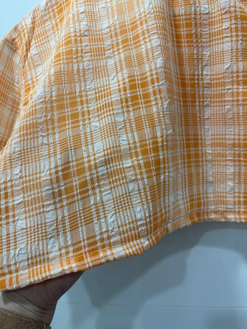 Cropped Short Sleeves Polo (Category: Blouses) located in Quezon City. Submitted by patbrandeditems (Listing ID 1235836723, Image 3). Description: Fits S-M.