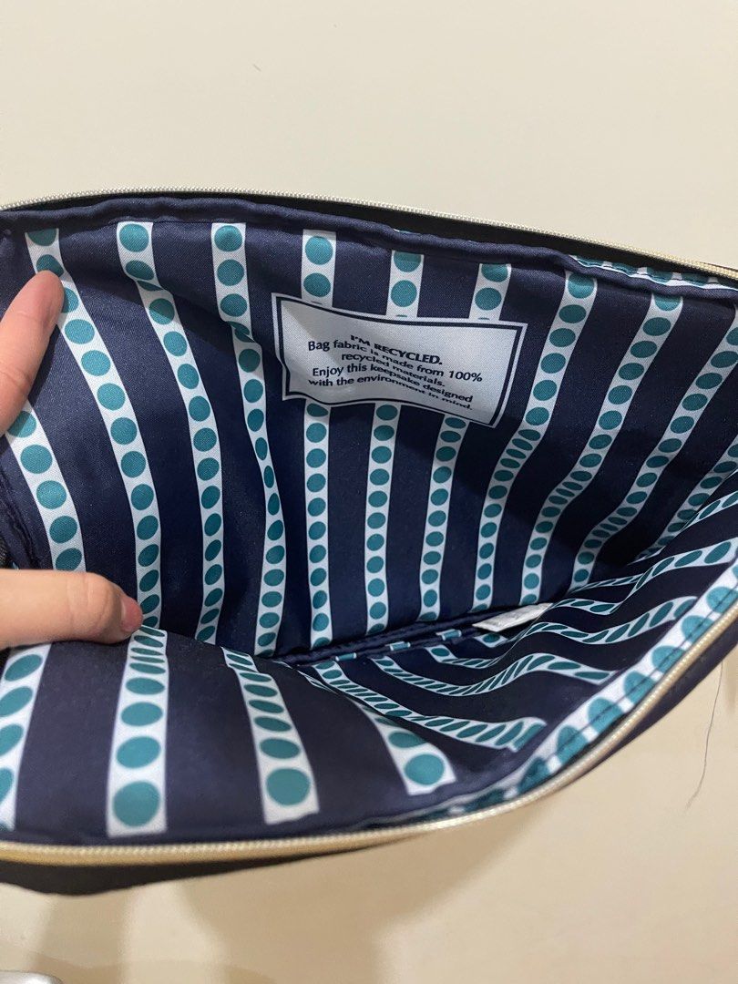 Estee lauder laptop bag (Category: Laptop Bags & Sleeves) located in Manila. Submitted by stack.in.it (Listing ID 1235776126, Image 3). Description: Super nice with free pouch for cords.
