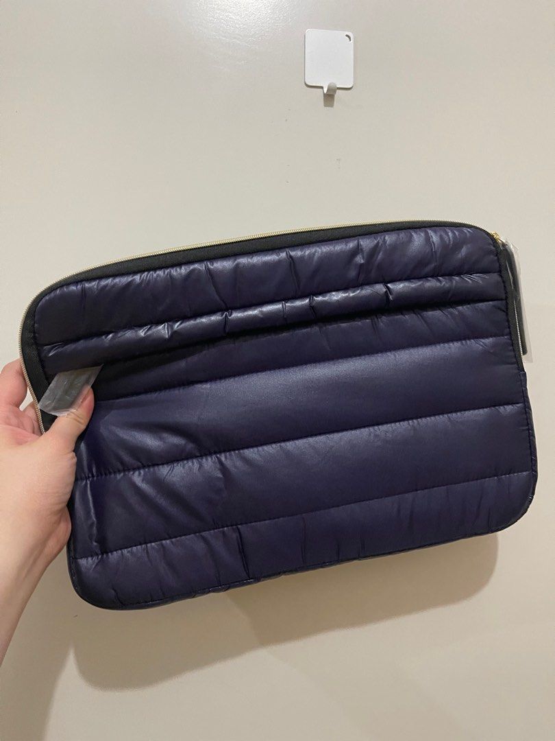 Estee lauder laptop bag (Category: Laptop Bags & Sleeves) located in Manila. Submitted by stack.in.it (Listing ID 1235776126, Image 2). Description: Super nice with free pouch for cords.