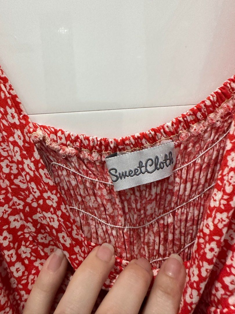 Floral Summer Blouse (Category: Sleeveless) located in Quezon City. Submitted by patbrandeditems (Listing ID 1235837138, Image 2). Description: Very sexy when worn Perfect for Summer.