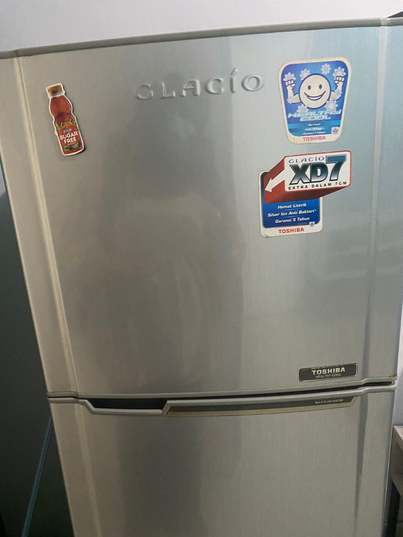 Kulkas toshiba glacio 2 pintu low watt, Kitchen & Appliances di Carousell