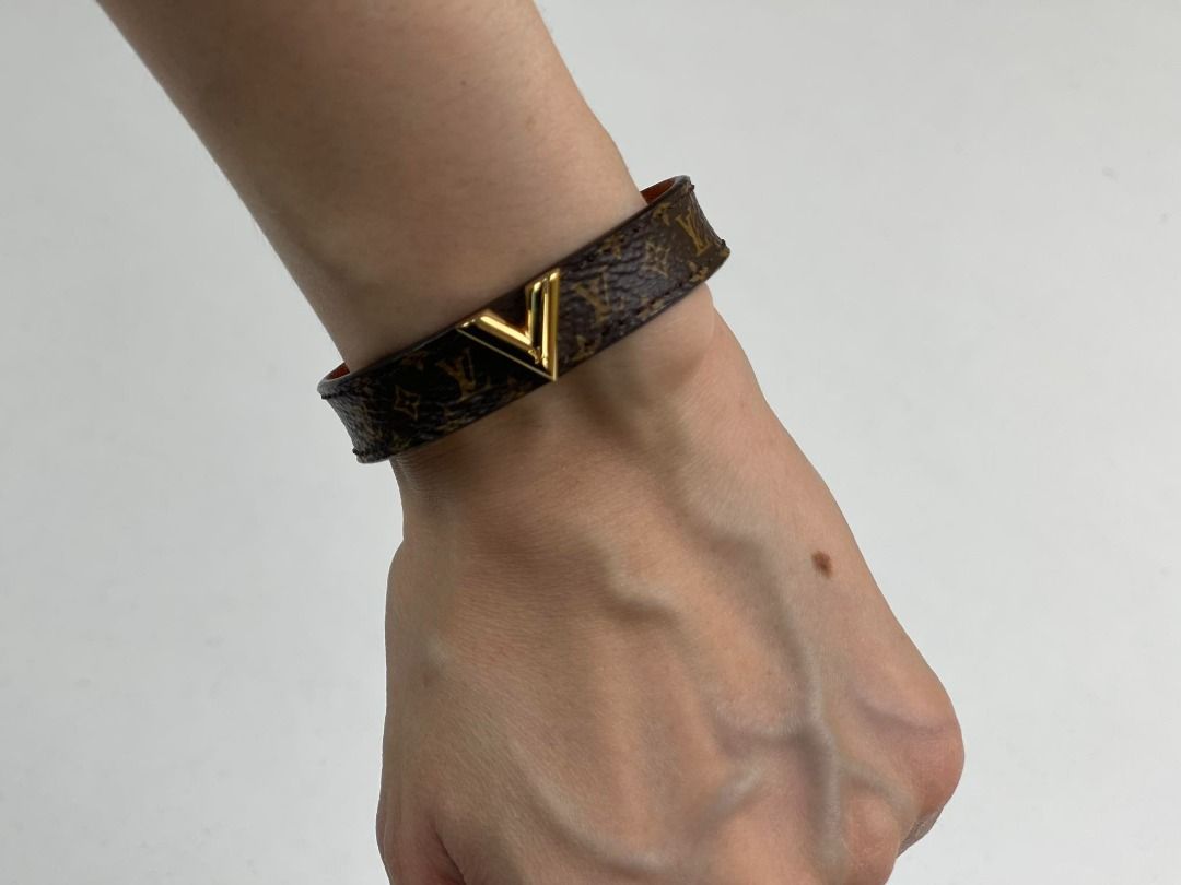 LOUIS VUITTON M6042 ESSENTIAL V BRACELET, Luxury, Accessories on Carousell