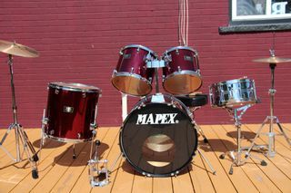MINT CONDITION **FULL STUDIO SOUND GRADE DRUM SET** w/ drum keys & sticks.