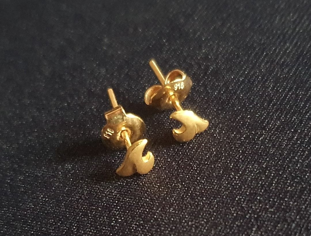 Dainty gold studs hotsell