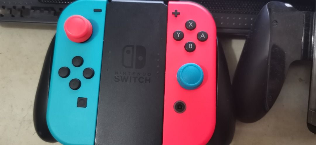 Nintendo switch v2 (Category: Nintendo) located in Pasay City. Submitted by venomivy (Listing ID 1235853950, Image 2). Description: Nintendo Switch V2 10k 128gb mmc Temp glass installed With box and complete accessories Digital games included Nba 2k22 Demon slayer with all dlc character Pack. Add ons: take all for 3500 Switch joycons red and blue with grip and straps. Skull & co tempered glass 1 pc 2 pcs skull & co carrying case (large black & de