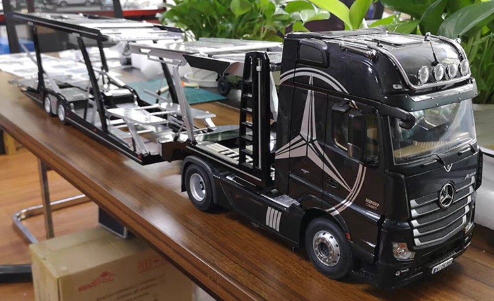 NZG 1:18 Mercedes-Benz Actros GigaSpace 4x2 & Lohr car NZG 1:18 Mercedes-Benz Actros GigaSpace 4x2 & Lohr car