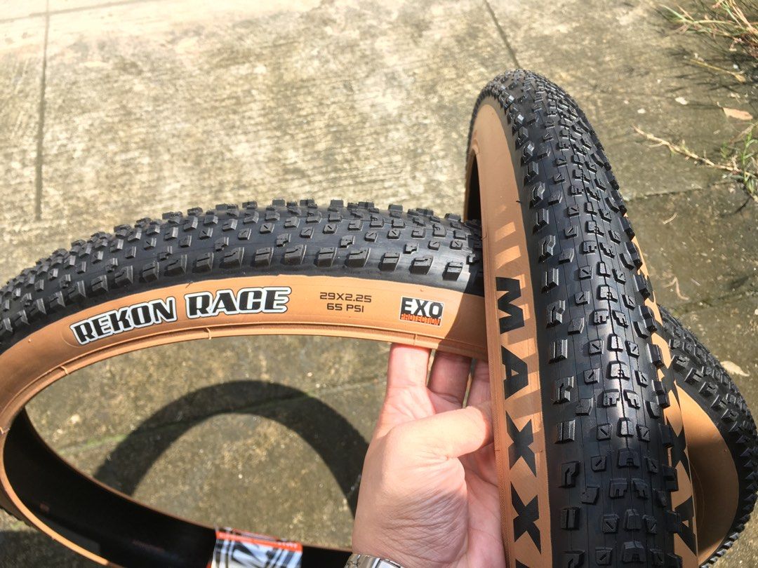 Maxxis rekon race deals tan wall