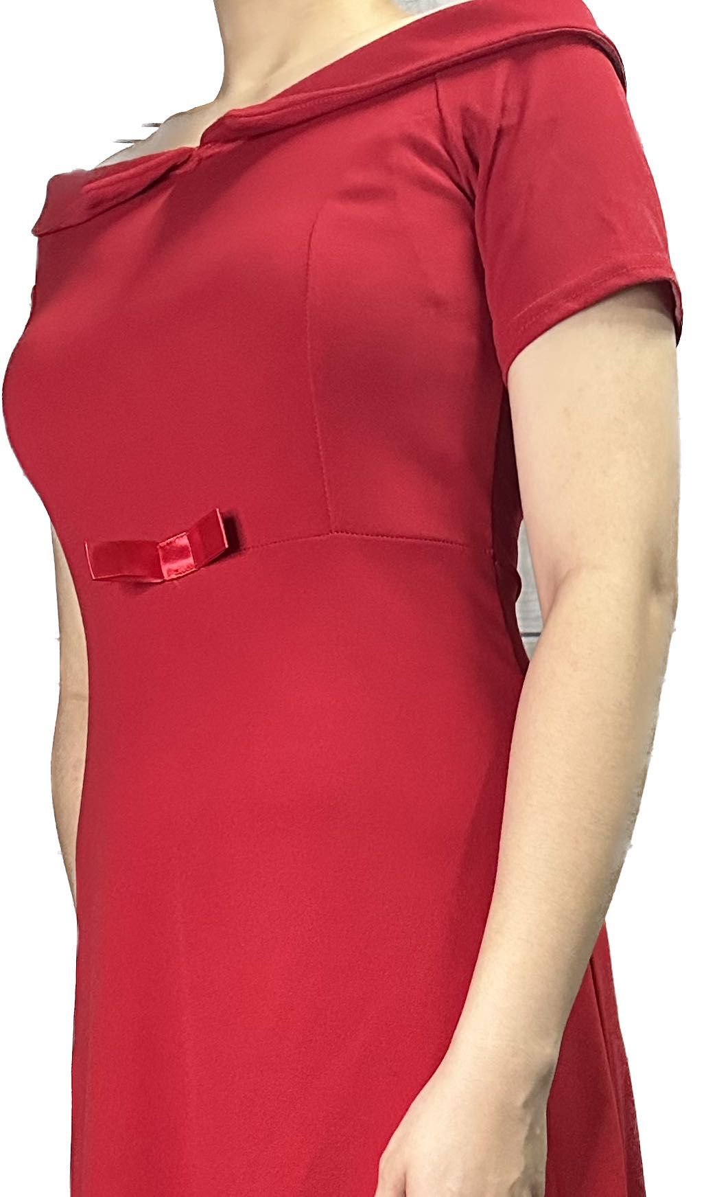 Red Long Dress (Category: Evening dresses & gowns) located in Las Pinas. Submitted by baediola (Listing ID 1235791438, Image 3). Description: Brand: Luxury Trap from People are People Size: L on tag but fits M-L ( body fit and maliit yung sizing niya) Material: Polyester Elastane (strechable and body fit upper part hanggang bewang) Style: Off shoulder neckline RFS: nabili for awarding pero nag change of mind sa style bale na labahan na siya pero 