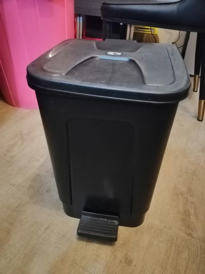 USED Black Trash Can foot pedal press lid on Carousell