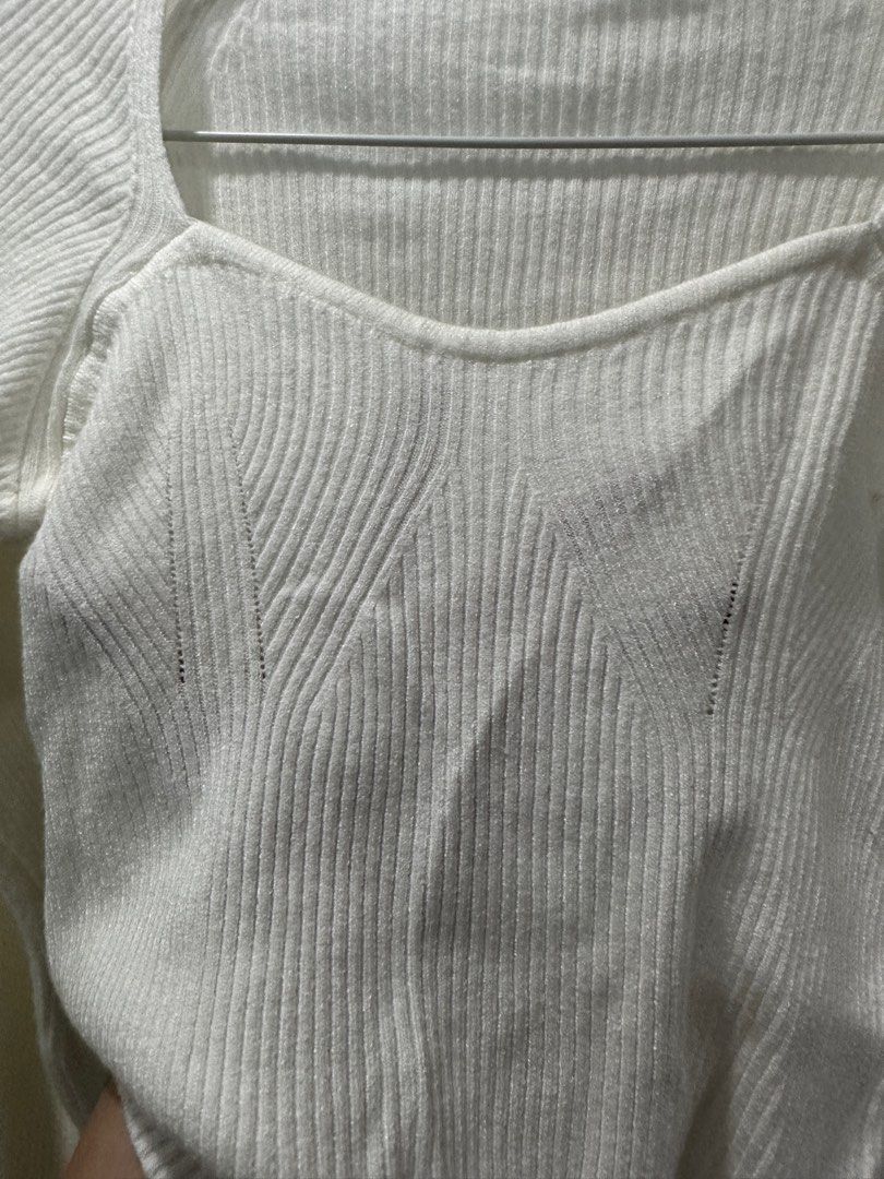 White Knitted Long Sleeves (Category: Longsleeves) located in Quezon City. Submitted by patbrandeditems (Listing ID 1235838373, Image 3). Description: Has 2 thin lining in front (not a defect though) Semi langern sleeves Bot so thick-perfect for ph weather / mall Fits xs-s.