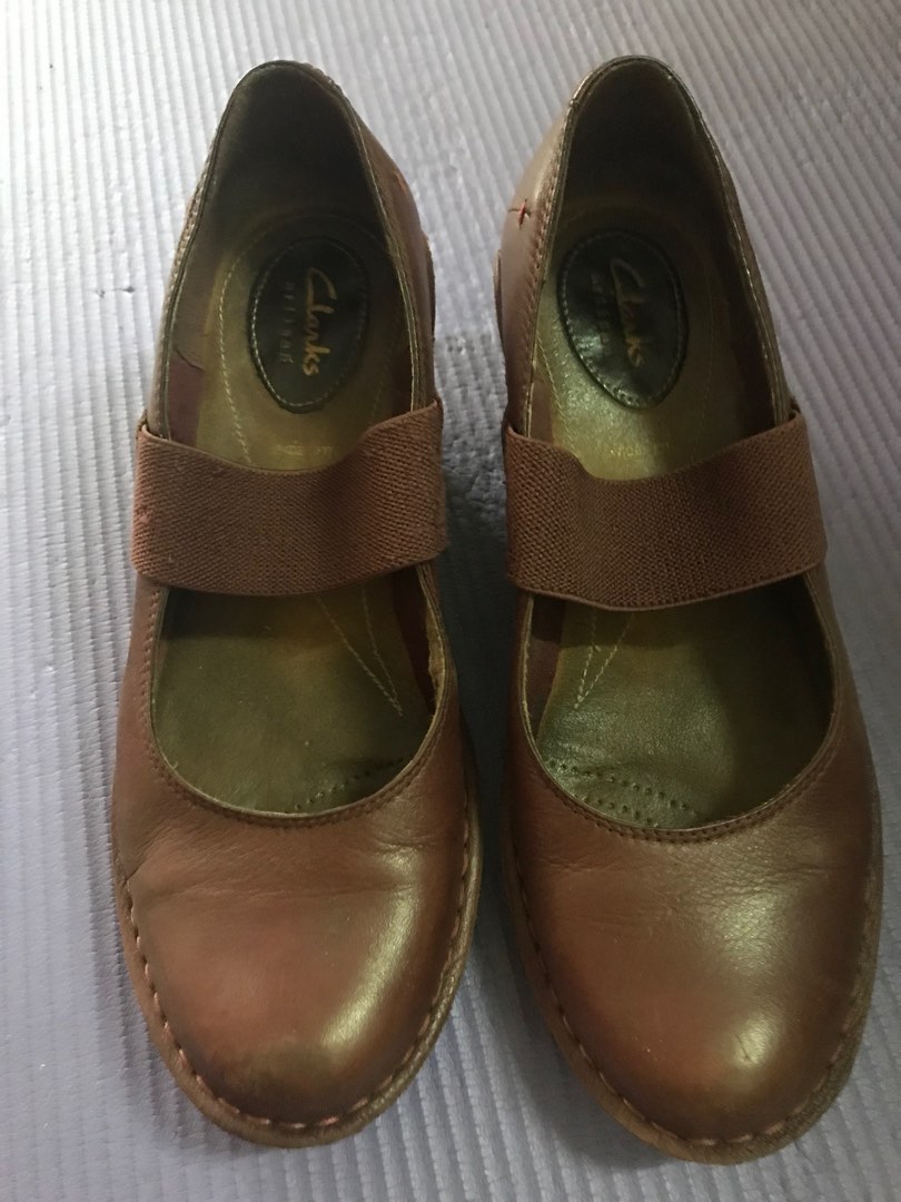 Clarks wide discount fit womens