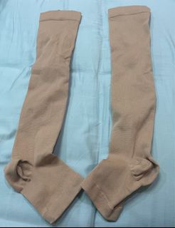 Compression socks with zipper