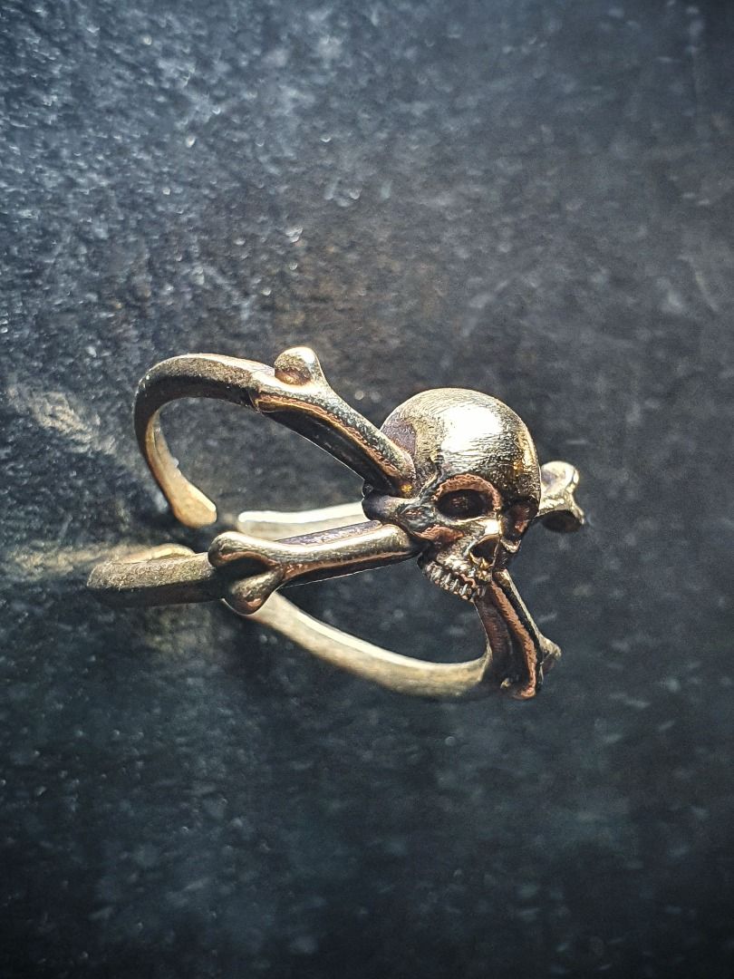 Dainty skull top ring