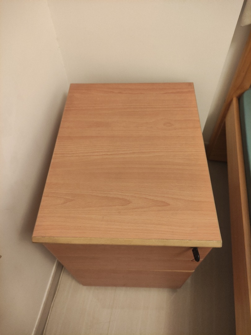 [FREE] Bedside table, 傢俬＆家居, 傢俬, 書櫃、櫃子及架 Carousell