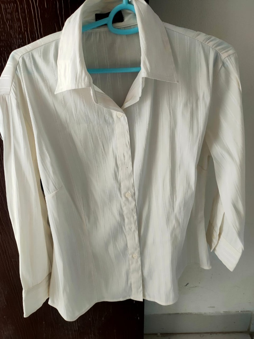 kemeja putih the executive size L ld 100 p 62 ada noda setitik di