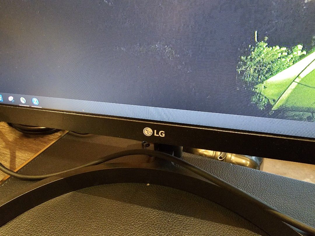 LG 24" Monitor with HDMI Cable, Computers & Tech, Parts & Accessories