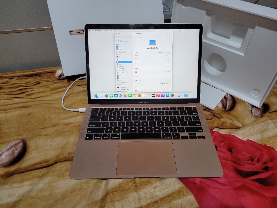 Macbook air M1 Ibox 8/256gb 2bln pake on Carousell