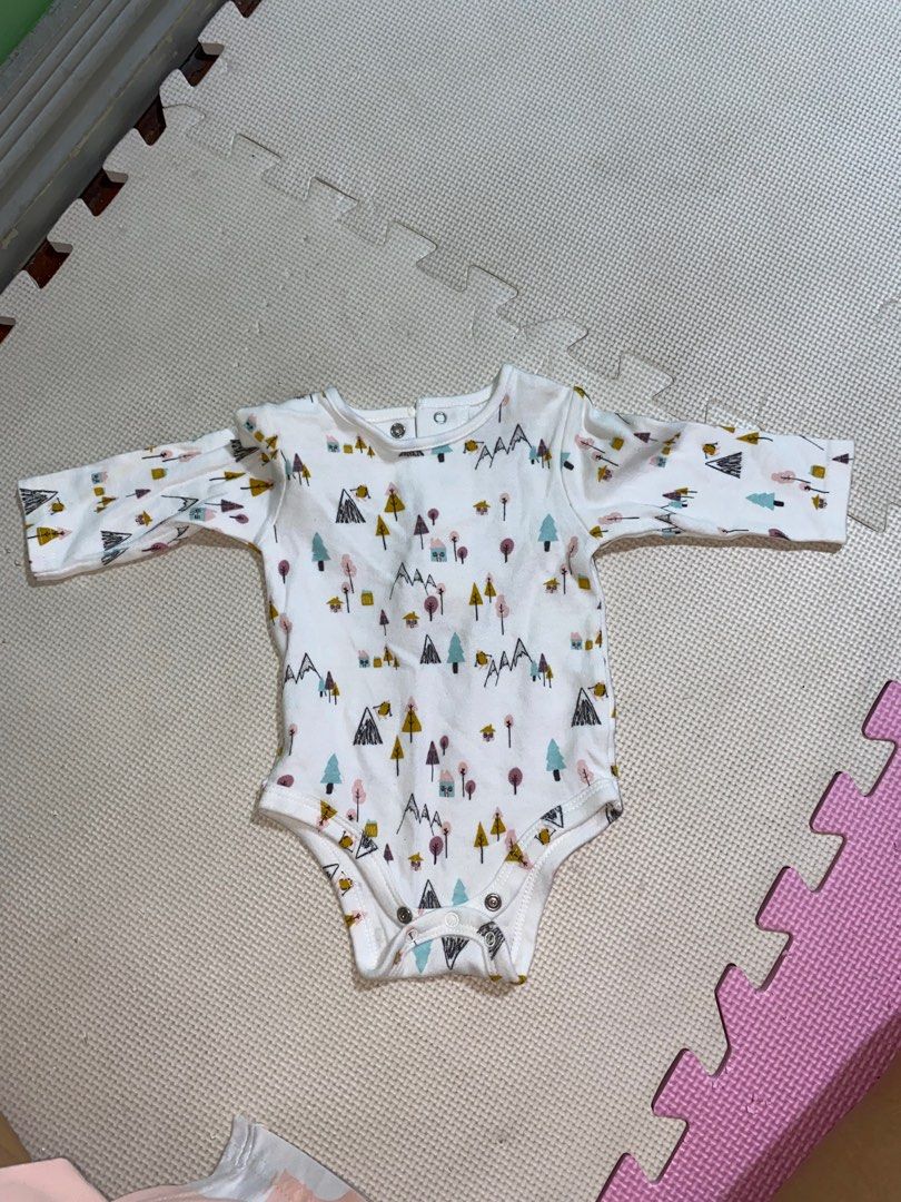 Mamas & Papas Long Sleeve Onesie (Category: Babies & Kids Fashion) located in Pasig City. Submitted by ynabg (Listing ID 1235934882, Image 1). Description: Size on tag : 0-3 months 📍Dela Paz, Pasig.