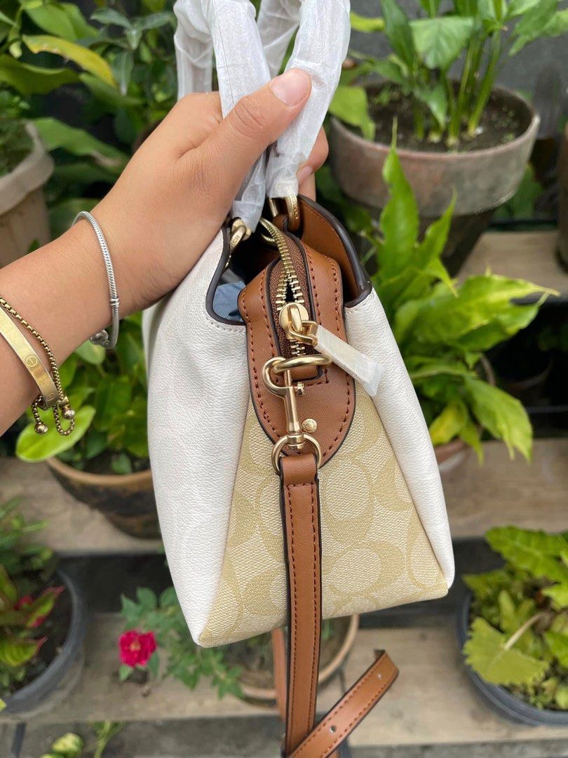 Mini Lilie Caryall (Category: Luxury Bags & Wallets) located in Rizal. Submitted by onlinedepotwholesale2nd (Listing ID 1235925601, Image 2). Description: mini lillie carryall 10 1/4” (L) x 6 3/4” (H) x 4 1/4” (W) CA627 2600.