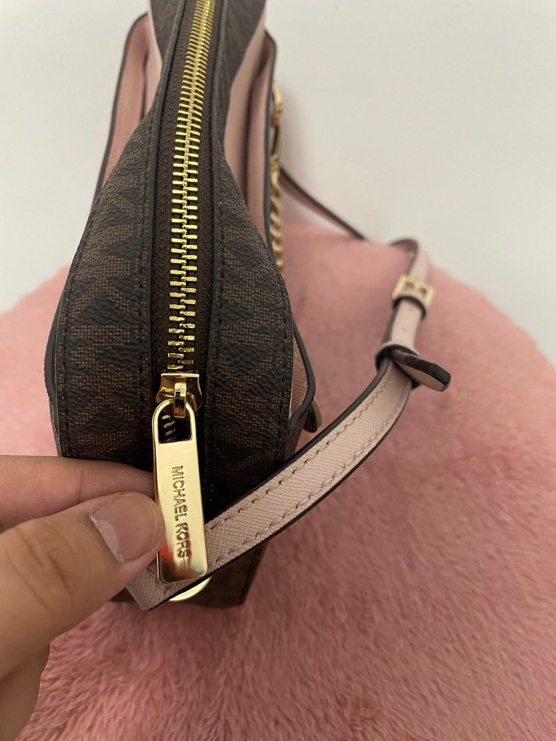 Michael kors kelsey signature east hotsell west small crossbody