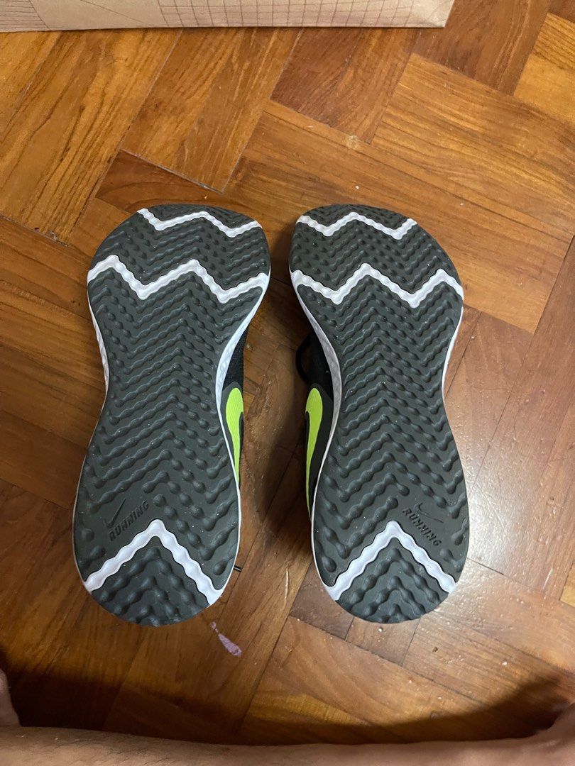 nike revolu