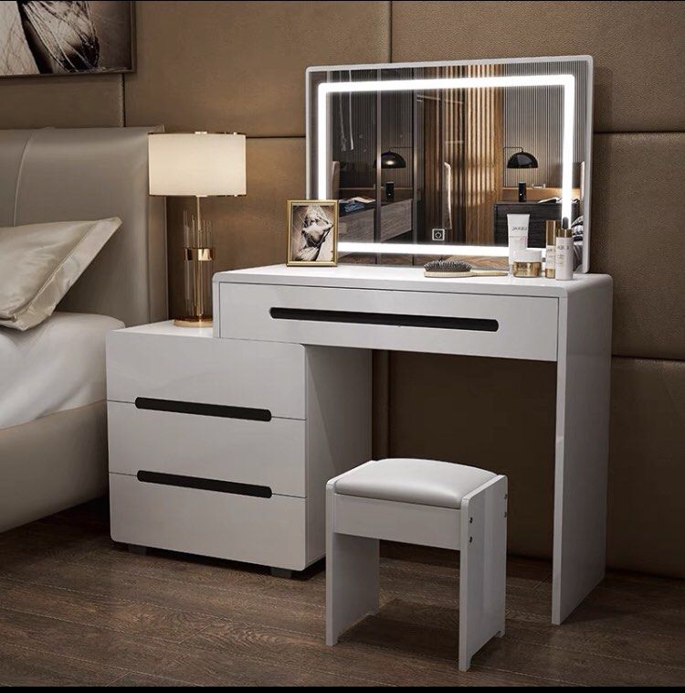 Pretty top dressing table