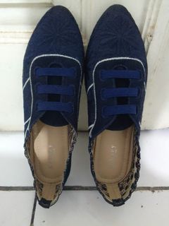 Sepatu flat warna Navy