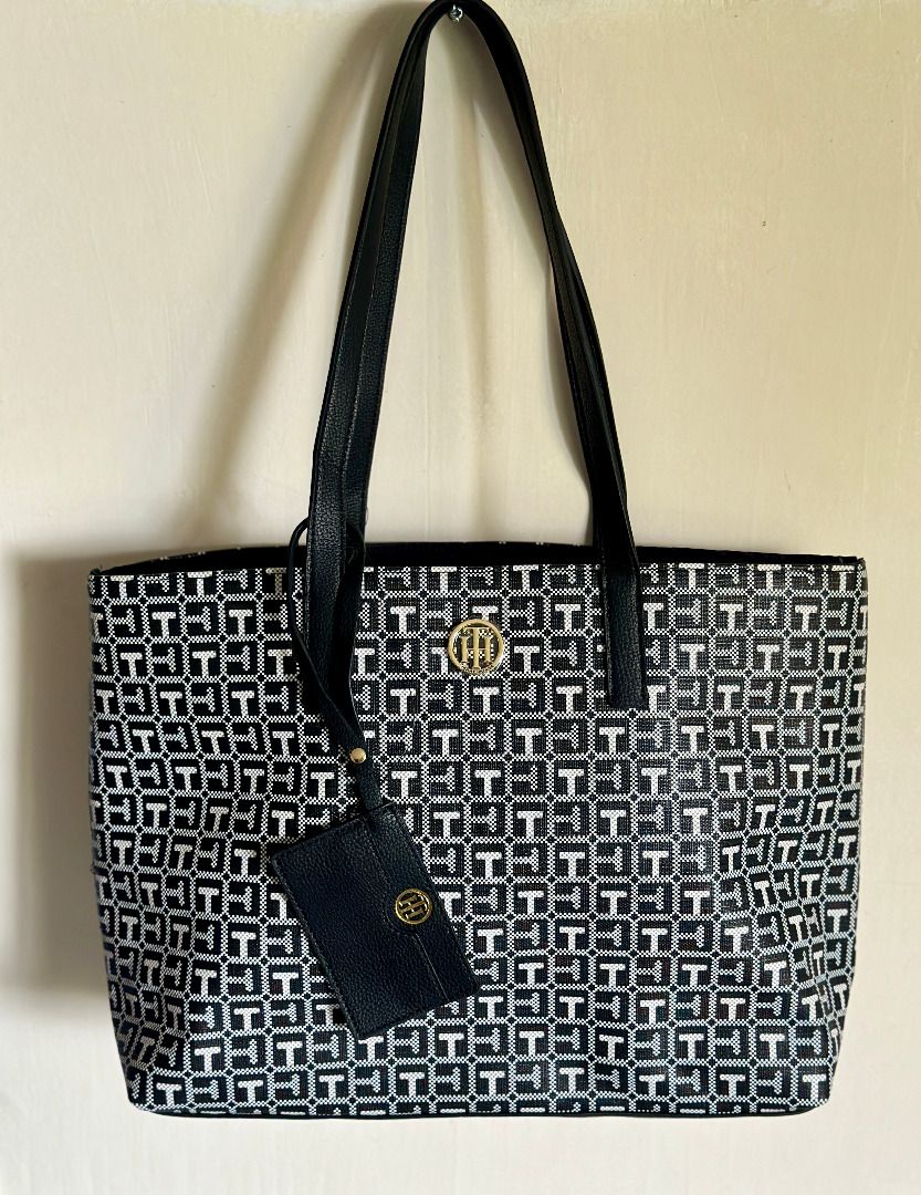 Tommy hilfiger hotsell logo purse
