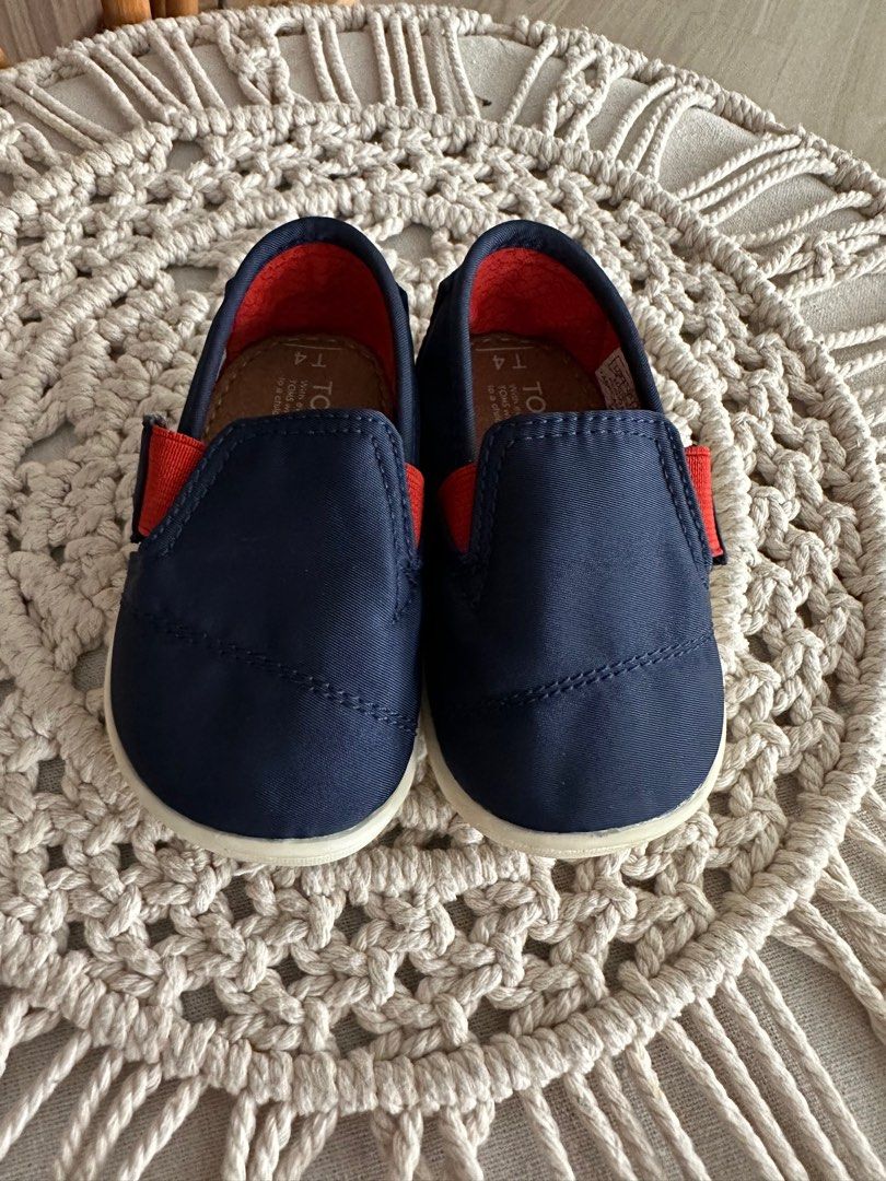 Toms best sale baby slippers