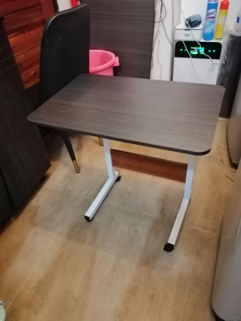 Second hand laptop hotsell table for sale