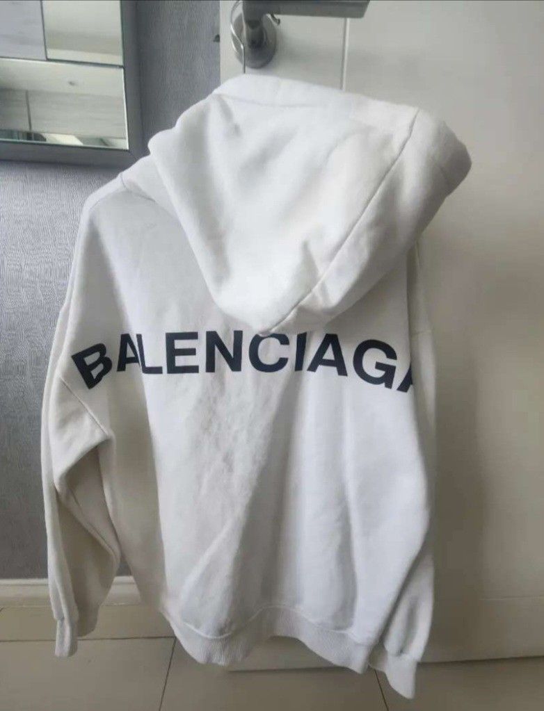 238. Hoodie Balenciaga Putih